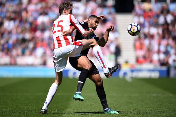 据主动奠定 据主动奠定