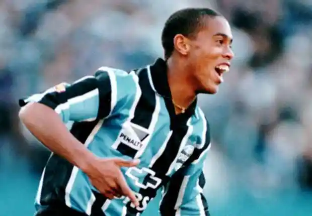 推動著足球 推動著足球